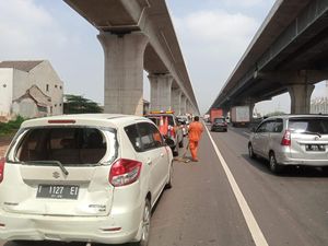 Bruukk! 5 Mobil Tabrakan Beruntun di Tol Japek Gegara Tak Jaga Jarak Bruukk! 5 Mobil Tabrakan Beruntun di Tol Japek Gegara Tak Jaga Jarak