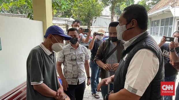 Direktur Reserse Kriminal Umum Polda Jawa Tengah Kombes Djuhandani Raharjo Puro memberikan penjelasan kepada keluarga korban pembunuhan bawah Tol Semarang.