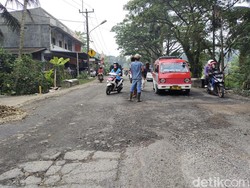 Sat Set Sat Set! Kerusakan Jl Ir Sutami di Lebak Ditambal Sementara
