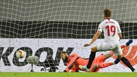Dua musim berikutnya, MU berlaga di Liga Europa. Harapan Setan Merah untuk meraih trofi di kompetisi tersebut lagi-lagi digagalkan oleh klub Spanyol. AP/Martin Meissner
