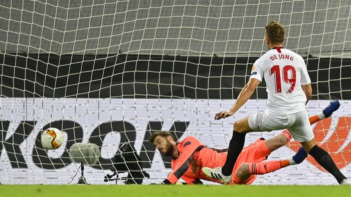Sevillas Luuk de Jong scores the decisive goal against Manchester Uniteds goalkeeper David de Gea during an Europa League semifinal match between Sevilla and Manchester United, in Cologne, Germany, Sunday, Aug. 16, 2020. (AP Photo/Martin Meissner, Pool)
