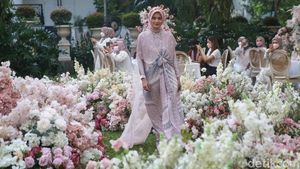 10 Koleksi Lebaran 2022 Vanilla Hijab, Baju Serba Bunga Hingga Tanpa Motif