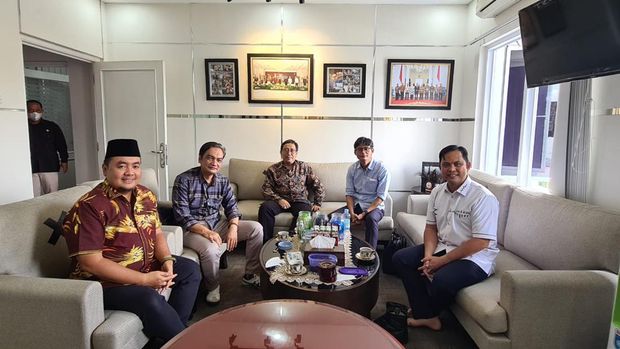 Komisi Pemilihan Umum (KPU) menggelar rapat persiapan Pemilu 2024 di Kantor KPU RI, Jakarta, Rabu (16/3). Rapat dihadiri oleh komisioner periode 2017-2022 dan komisioner periode 2022-2027.
