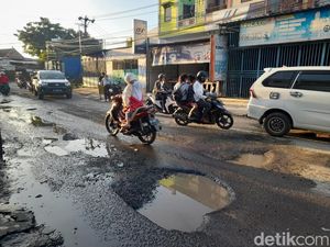 Tambal Sulam Hanya Bertahan 6 Hari, Jalan Antang Makassar Kembali Berlubang