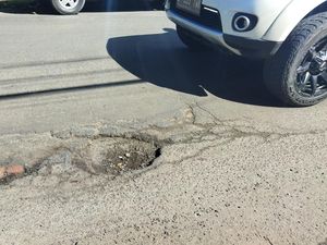 Warga Keluhkan Banyaknya Lubang di Jalan Raya Serang-Pandeglang