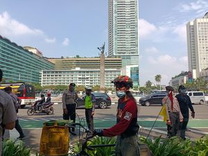 Lansia Rela Bersepeda dari Pulogadung untuk Nonton Marquez di Bundaran HI