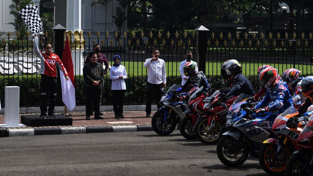 Angkat Bendera Start, Jokowi Lepas Para Rider MotoGP di Depan Istana
