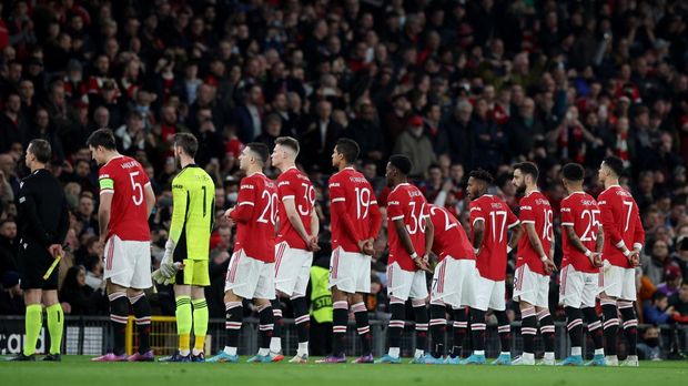 Soccer Football - Champions League - Round of 16 Second Leg - Manchester United v Atletico Madrid - Old Trafford, Manchester, Britain - March 15, 2022 Manchester United players line up before the match REUTERS/Phil Noble