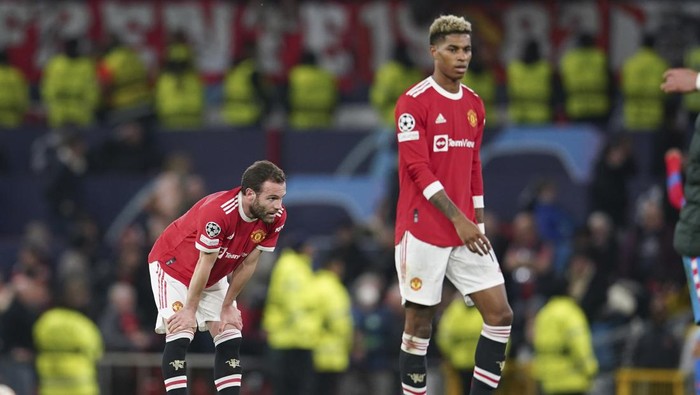 Manchester Uniteds Juan Mata, left, and teammate Marcus Rashford react following the Champions League round of 16, second leg soccer match between Manchester United and Atletico Madrid at Old Trafford, Manchester, England, Tuesday, March 15, 2022. (AP Photo/Dave Thompson)