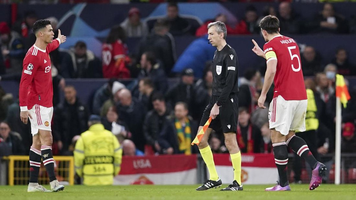 Manchester United dibuat kesal dengan taktik buang-buang waktu Atletico Madrid. (Foto: AP/Dave Thompson)