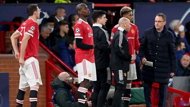 MANCHESTER, ENGLAND - MARCH 15: Ralf Rangnick, Interim Manager of Manchester United makes a triple substitution during the UEFA Champions League Round Of Sixteen Leg Two match between Manchester United and Atletico Madrid at Old Trafford on March 15, 2022 in Manchester, England. (Photo by Michael Regan/Getty Images)
