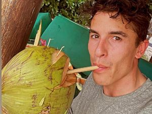 Gaya Keren Marc Marquez Saat Minum Kelapa Muda di Mandalika