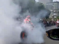 Cuma Rider MotoGP yang Berani Ugal-ugalan Naik Motor di Depan Polisi