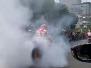 Aksi Marc Marquez Burnout di Parade MotoGP Curi Perhatian Warga Aksi Marc Marquez Burnout di Parade MotoGP Curi Perhatian Warga