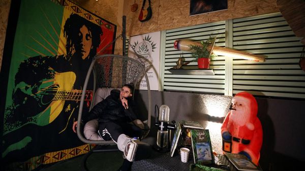 Melihat Kafe Jual Ganja di Wilayah yang Diduduki Israel