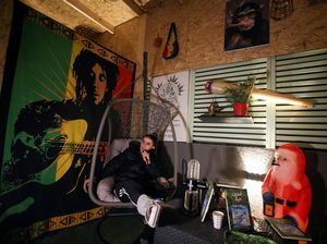 Melihat Kafe Jual Ganja di Wilayah yang Diduduki Israel