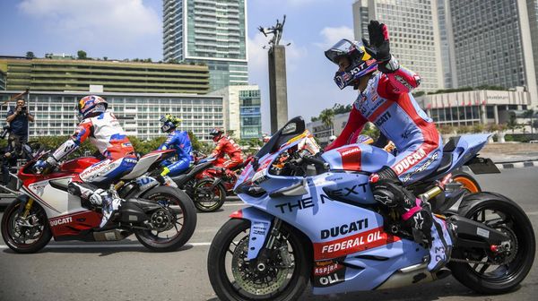 Brummmm......Pebalap MotoGP Melintasi Bundaran HI