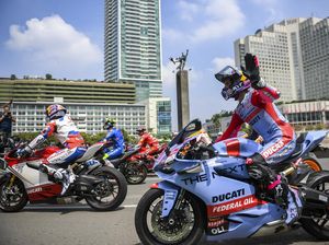 Brummmm......Pebalap MotoGP Melintasi Bundaran HI