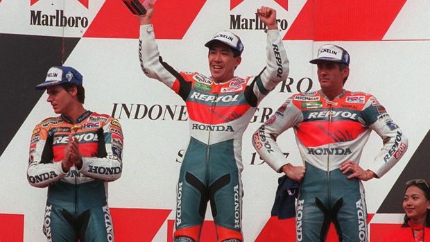 Tadayuki Okada from the Japanese Repsol Honda Team (C) raises his trophy on the podium with second place Mick Doohan from the Australian Repsol Honda team (R) and Alex Criville from the Spaninsh Repsol Honda team (L) at the World Championship Marlboro Indonesian Grand prix in Jakarta's Sentul circuit 28 September.  Okada won the 500 cc class race with a total time of 43'22.010 at 164.572 km/h.       AFP PHOTO (Photo by AFP)