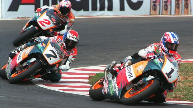 Tadayuki Okada (No 7) from the Japanese Repsol Honda team keeps close to Mick Doohan (No1) from Australia, followed by Alex Criville (No2) from Spain both also from the Repsol Honda at the World Championship Grand Prix '97 in Jakarta's Sentul circuit 28 September.  Although Mick Doohan leads almost the whole laps of the race, Okada won the race with a total time of 43'22.010 at 164.572 Km/h for the 500 cc class.AFP PHOTO (Photo by KEMAL JUFRI / AFP)