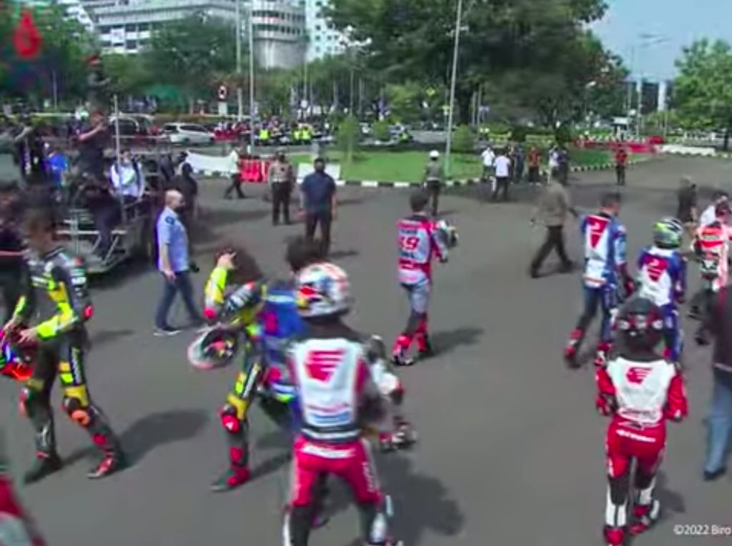 Momen Pebalap MotoGP Nenteng Helm dan Pakai Racing Suit Sebelum Masuk Istana