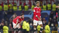 Reaksi Juan Mata dari Manchester United, kiri, dan rekan setimnya Marcus Rashford usai pertandingan leg kedua babak 16 besar Liga Champions.