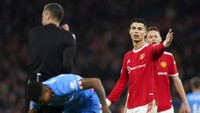 Pemain Manchester United Cristiano Ronaldo memberi isyarat saat pertandingan leg kedua babak 16 besar Liga Champions antara Manchester United dan Atletico Madrid.