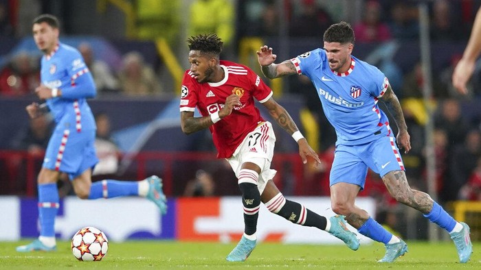 MU Dipermalukan Atletico di Markas, Tersingkir dari Liga Champions Manchester United's Fred and Atletico Madrid's Rodrigo De Paul, right, battle for the ball during the Champions League round of 16, second leg soccer match between Manchester United and Atletico Madrid at Old Trafford, Manchester, England, Tuesday, March 15, 2022. (AP Photo/Dave Thompson)