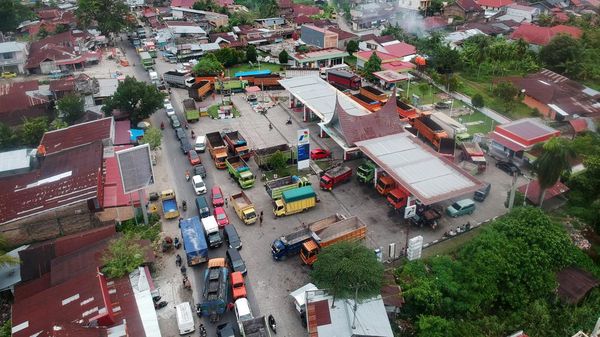 Panjangnya Antrean Pengisian Solar di Padangpariaman
