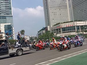 Parade MotoGP Disambut Sorak Sorai Warga di HI: Marquez I Love You!