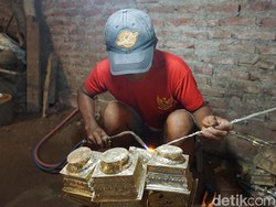 Mengenal Proses Panjang Pembuatan Patung Kuningan Mojokerto