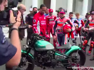 Jokowi Lemas Gegara Nggak Bisa Ikut Parade MotoGP Jokowi Lemas Gegara Nggak Bisa Ikut Parade MotoGP
