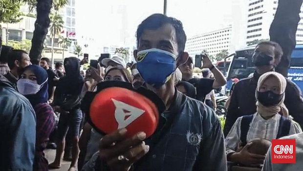 Sejumlah masyarakat mengaku senang usai mendapatkan beberapa aksesoris milik para pembalap MotoGP di Hotel Kempinski, Jakarta Pusat, Rabu (16/3).