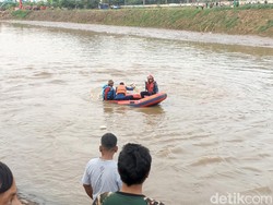 Tim SAR Sisir 3 Area Cari Bocah Tenggelam di Banjir Kanal Barat Jakpus