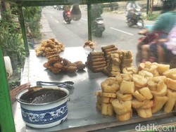 Minyak Goreng Kemasan Mahal, Penjual Gorengan di Surabaya Pakai Curah