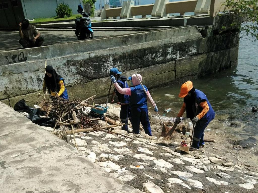 Kepala UPTD Losari Kirim Tim Bersihkan Sampah di Anjungan, Bukan di Laut