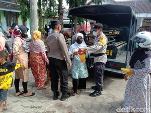Girangnya Warga Takeran Magetan, Usai Vaksinasi Dapat Minyak Goreng Girangnya Warga Takeran Magetan, Usai Vaksinasi Dapat Minyak Goreng