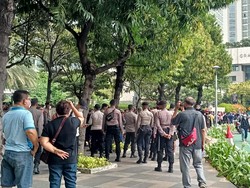 Parade MotoGP Selesai, Warga Berkerumun Dekat Hotel Kempinski Dibubarkan