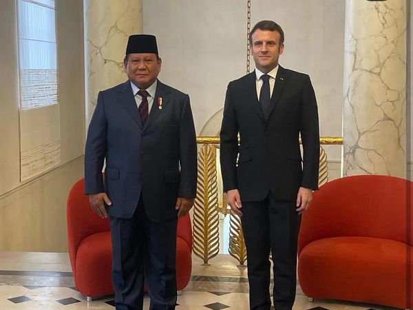 Potret Pertemuan Hangat Prabowo dengan Macron di Istana Élysée