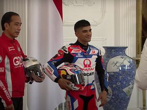 Foto Bareng Pebalap MotoGP, Jokowi Pede Tenteng Helm Lokal Harga Rp 600 Ribuan