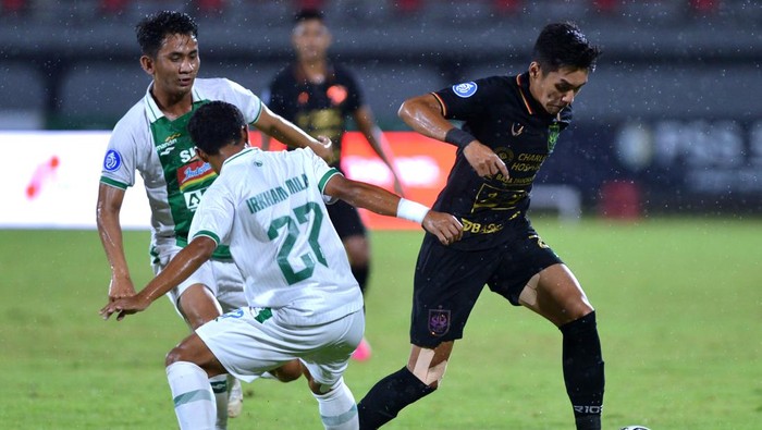 Pesepak bola PSIS Semarang Septian David Maulana (kanan) berusaha melewati pesepak bola PSS Sleman Irkham Zahrul Mila (tengah) dan Dave Mustaine (kiri) saat pertandingan Liga 1 di Stadion Kapten I Wayan Dipta, Gianyar, Bali, Rabu (16/3/2022). PSIS Semarang menang atas PSS Sleman 1-0. ANTARA FOTO/Fikri Yusuf/wsj.
