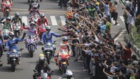 Melihat Lagi Momen Unik di MotoGP 2022: Ada Ojol Tos dengan Pebalap dari Pinggir Jalan