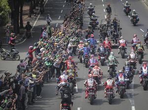Momen Heboh Parade MotoGP: Warga Naik Pohon, Alex Rins Disetop Ojol