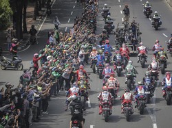 Momen Heboh Parade MotoGP: Warga Naik Pohon, Alex Rins Disetop Ojol