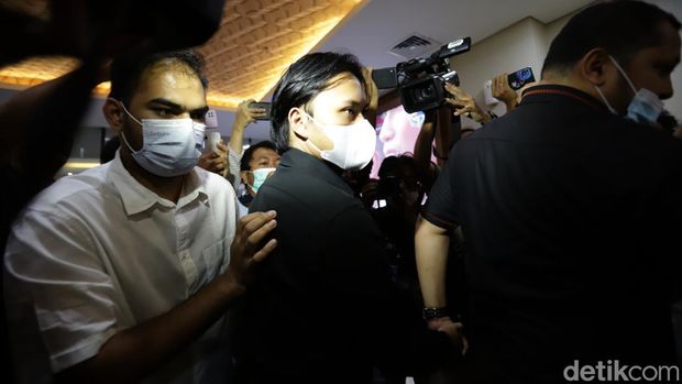 Rizky Febian saat tiba di Bareskrim.