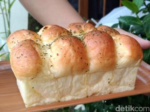 Empuk Gurih! Ini Roti Bawang Saus Keju Buatan Roti Wangi Majalengka