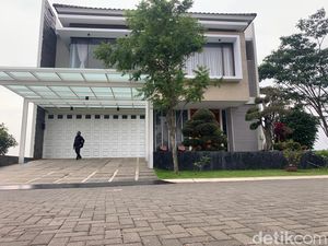 Akses ke Rumah Elite Doni Salmanan Dijaga Ketat Usai Disita Akses ke Rumah Elite Doni Salmanan Dijaga Ketat Usai Disita