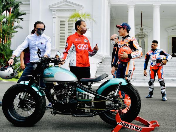 Jokowi Pamer Motor RI 1 ke Marquez cs di Istana