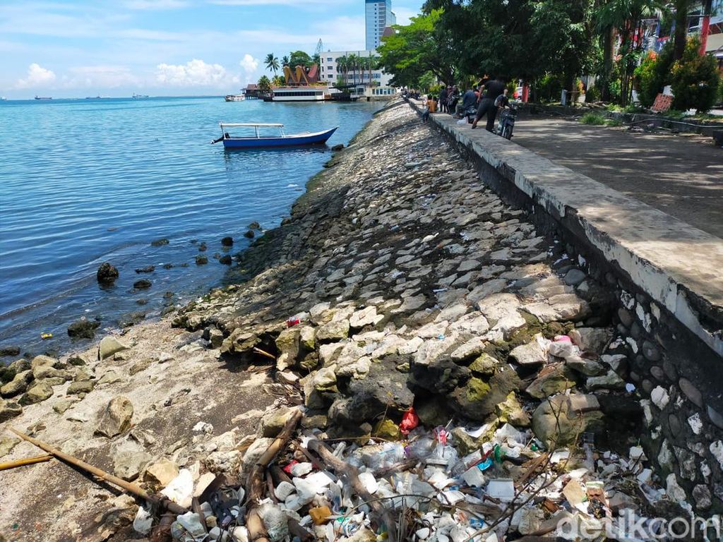 Pantai Losari Makassar Jorok, Dipenuhi Sampah-Bau Busuk Ganggu Pengunjung