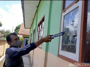 Polisi Temukan Batu yang Dipakai Hancurkan Jendela Kaca SD di Banyuwangi Polisi Temukan Batu yang Dipakai Hancurkan Jendela Kaca SD di Banyuwangi